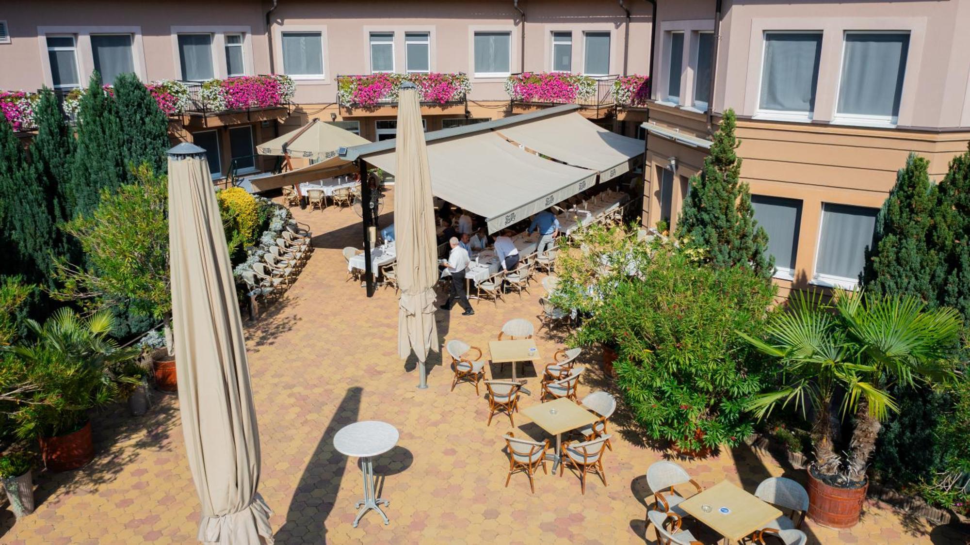 Granada Conference, Wellness And Sport Hotel Кескемет Екстериор снимка